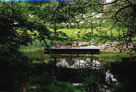 Gartenteich mit Holzterrasse