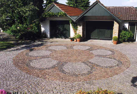 Blumenornament aus grauem Granit, Porphyr und Basalt