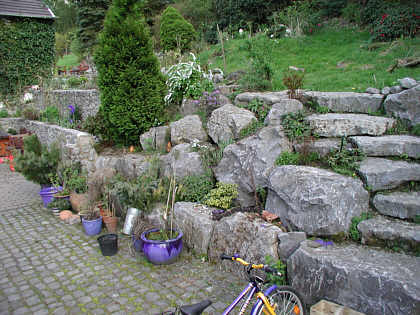 Treppe und Mauer in Grauwacke